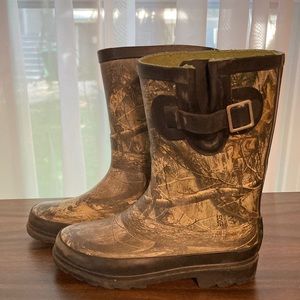 Child’s Magellan camo boots. Youth 1